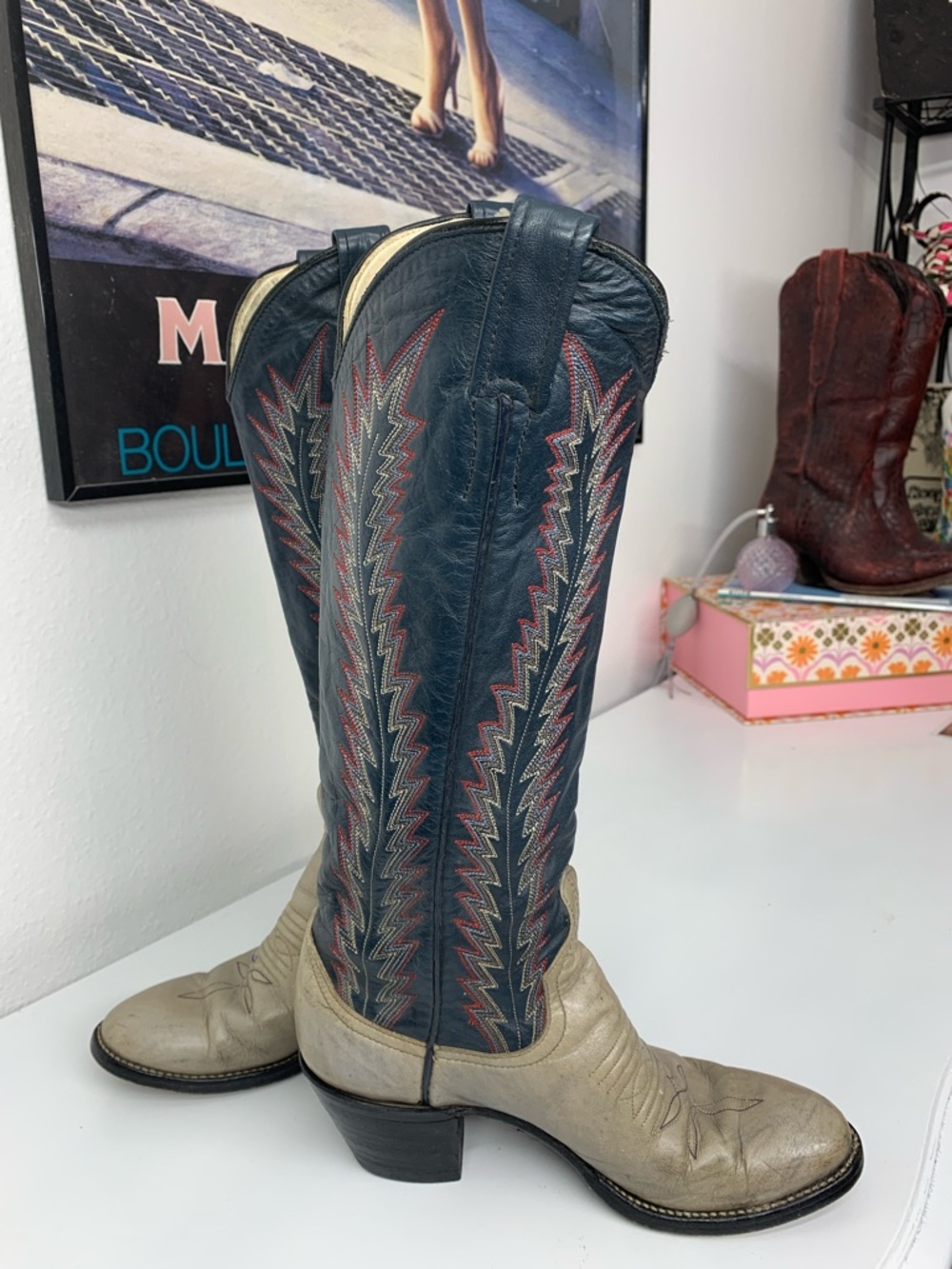 Two-Tone Vintage Western Boots - Picture 5 of 9